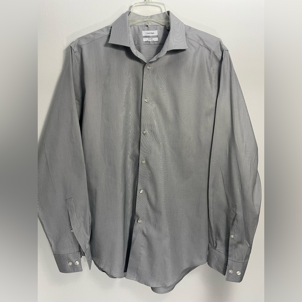 Calvin Klein Men’s Dress Shirt Button Down. Size: Neck 17 Sleeve 34/35.